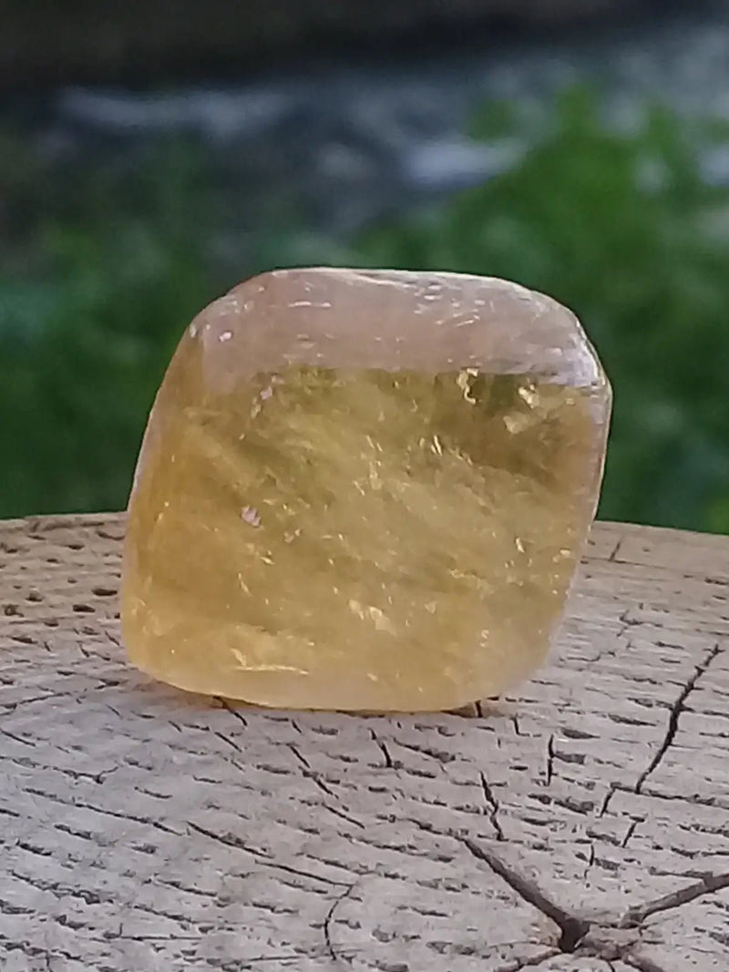 Load image into Gallery viewer, Calcite miel de France pierre roulée Grade A++++ Calcite miel de France pierre roulée
