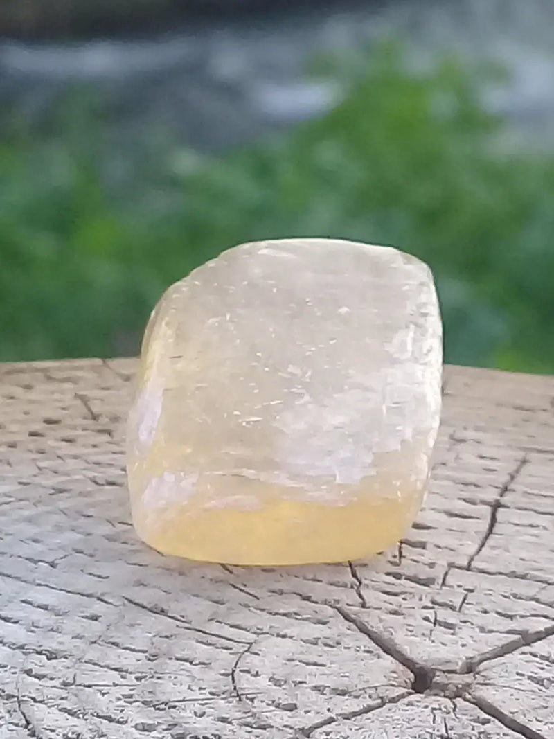 Chargez l&#39;image dans la visionneuse de la galerie, Calcite miel de France pierre roulée Grade A++++ Calcite miel de France pierre roulée
