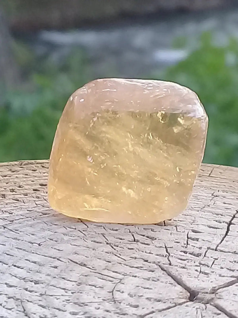 Load image into Gallery viewer, Calcite miel de France pierre roulée Grade A++++ Calcite miel de France pierre roulée
