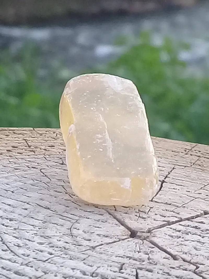 Load image into Gallery viewer, Calcite miel de France pierre roulée Grade A++++ Calcite miel de France pierre roulée
