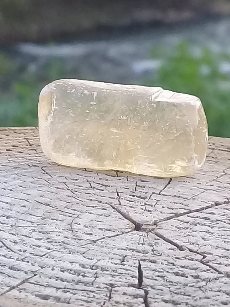 Load image into Gallery viewer, Calcite miel de France pierre roulée Grade A++++ Calcite miel de France pierre roulée
