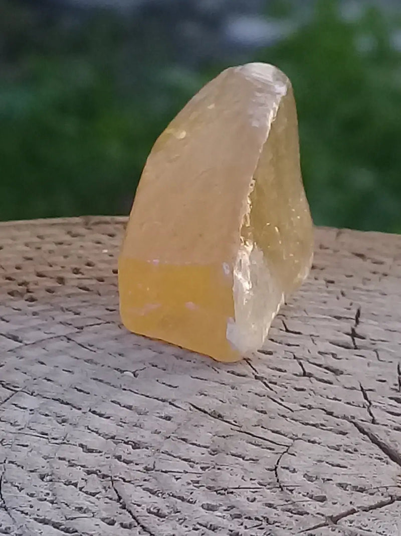 Load image into Gallery viewer, Calcite miel de France pierre roulée Grade A++++ Calcite miel de France pierre roulée
