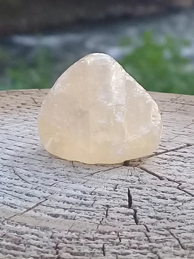 Load image into Gallery viewer, Calcite miel de France pierre roulée Grade A++++ Calcite miel de France pierre roulée
