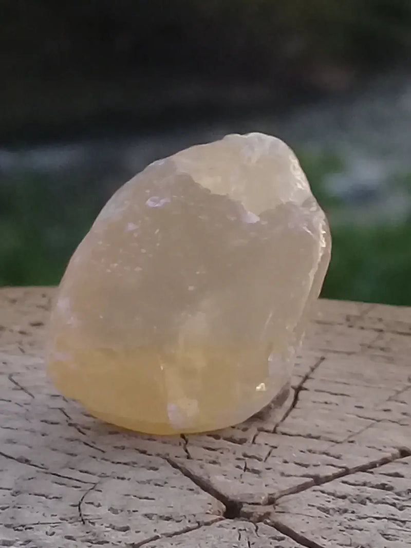 Load image into Gallery viewer, Calcite miel de France pierre roulée Grade A++++ Calcite miel de France pierre roulée
