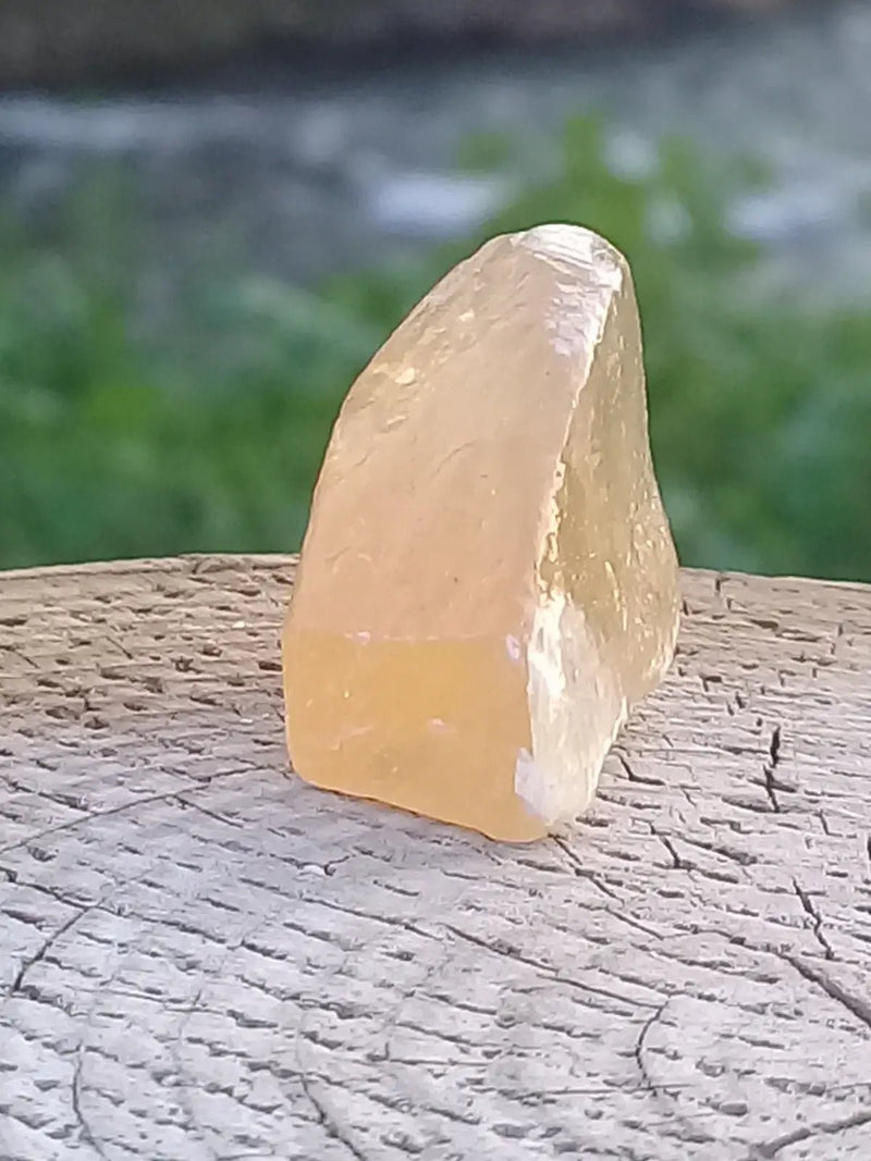 Load image into Gallery viewer, Calcite miel de France pierre roulée Grade A++++ Calcite miel de France pierre roulée

