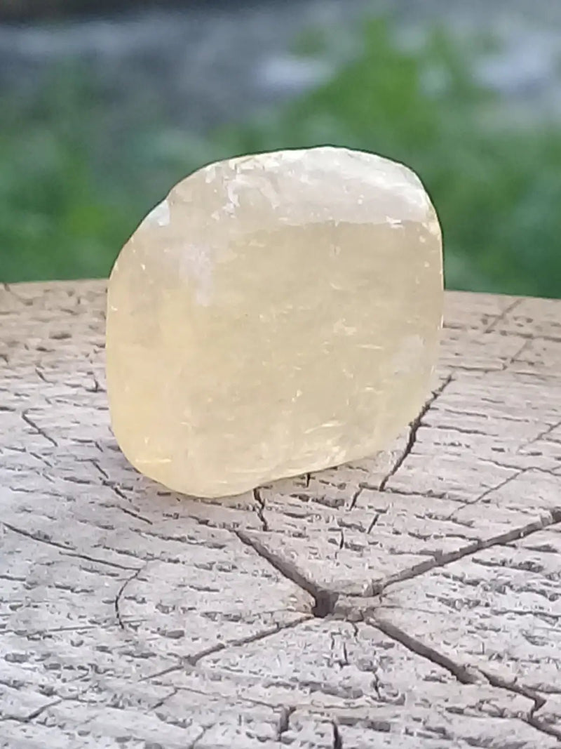 Load image into Gallery viewer, Calcite miel de France pierre roulée Grade A++++ Calcite miel de France pierre roulée
