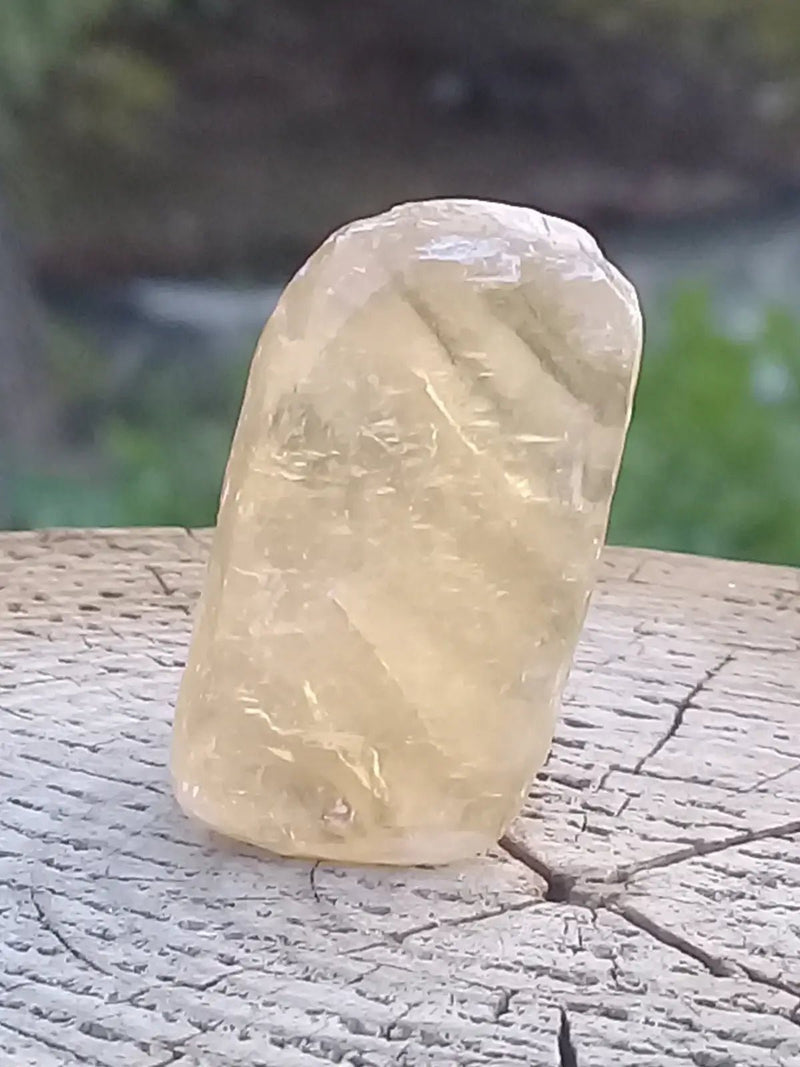 Load image into Gallery viewer, Calcite miel de France pierre roulée Grade A++++ Calcite miel de France pierre roulée
