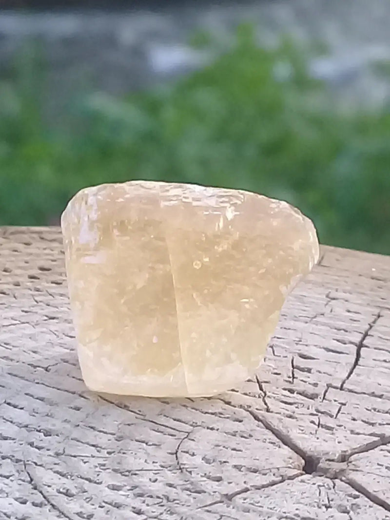Load image into Gallery viewer, Calcite miel de France pierre roulée Grade A++++ Calcite miel de France pierre roulée
