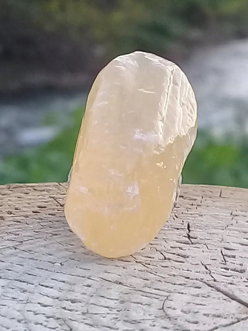 Load image into Gallery viewer, Calcite miel de France pierre roulée Grade A++++ Calcite miel de France pierre roulée
