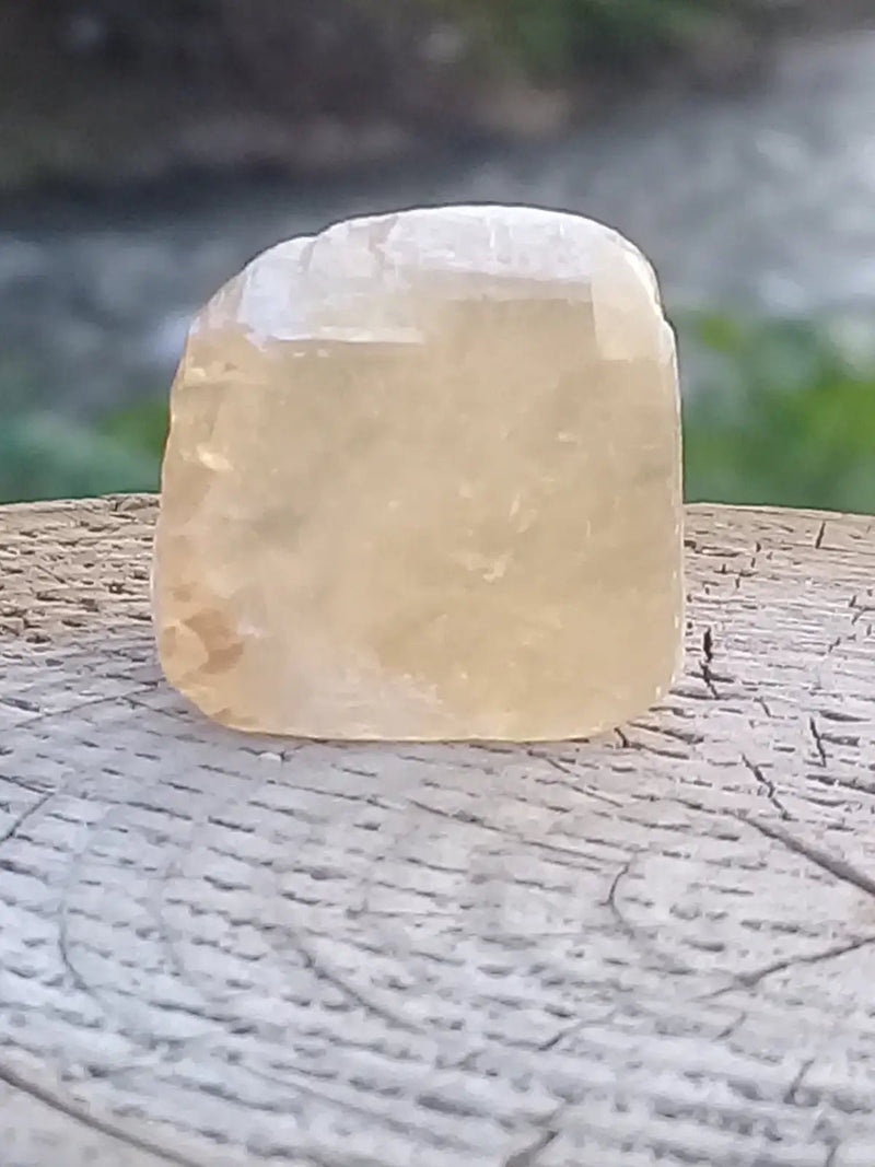 Load image into Gallery viewer, Calcite miel de France pierre roulée Grade A++++ Calcite miel de France pierre roulée

