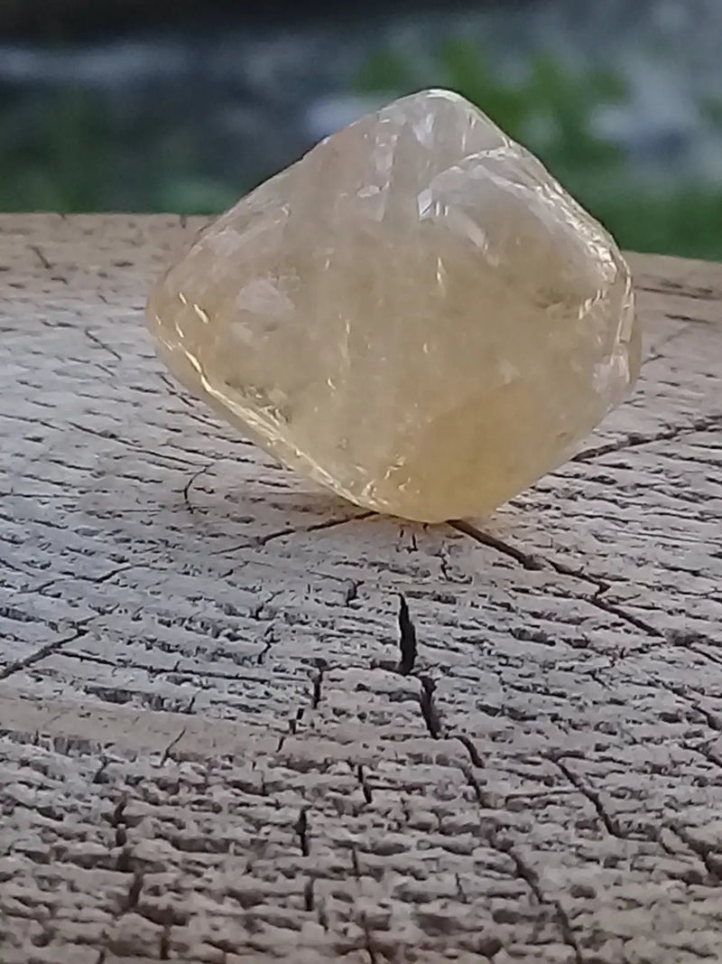 Load image into Gallery viewer, Calcite miel de France pierre roulée Grade A++++ Calcite miel de France pierre roulée

