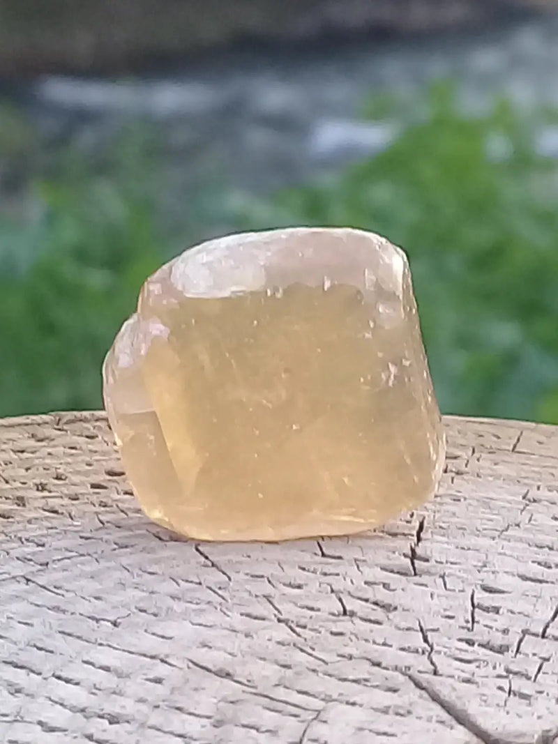 Load image into Gallery viewer, Calcite miel de France pierre roulée Grade A+++++ Calcite miel de France pierre roulée

