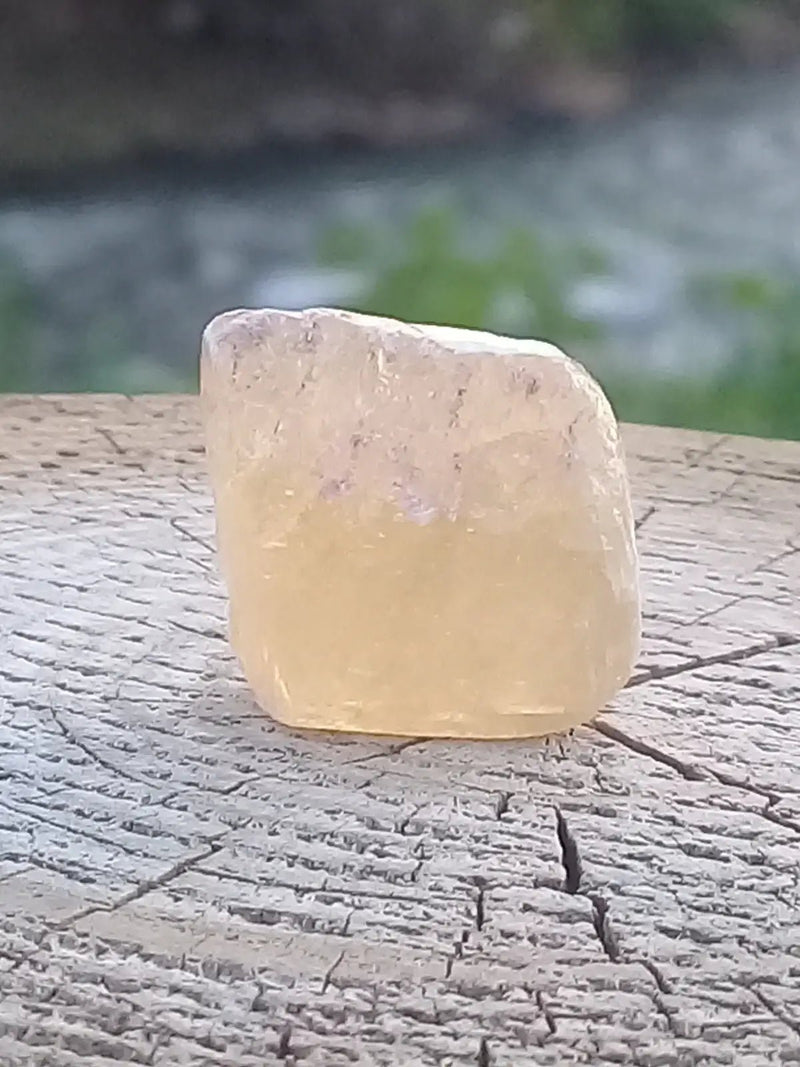Load image into Gallery viewer, Calcite miel de France pierre roulée Grade A++++ Calcite miel de France pierre roulée
