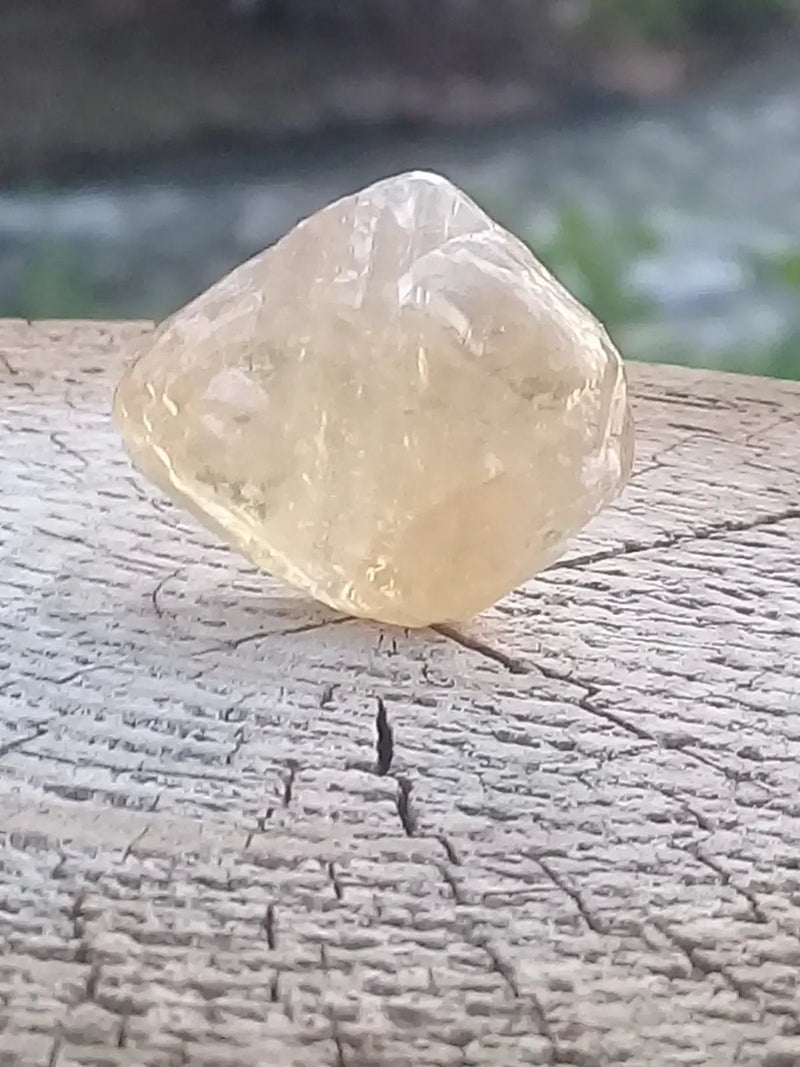 Load image into Gallery viewer, Calcite miel de France pierre roulée Grade A++++ Calcite miel de France pierre roulée
