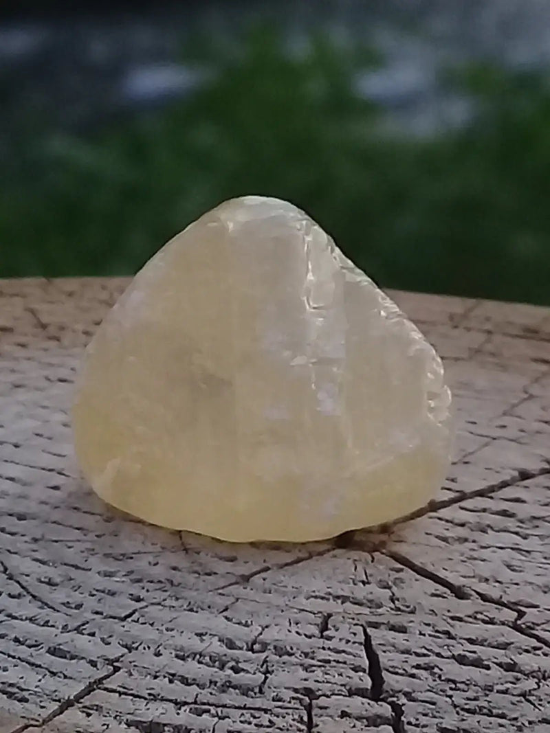 Load image into Gallery viewer, Calcite miel de France pierre roulée Grade A++++ Calcite miel de France pierre roulée
