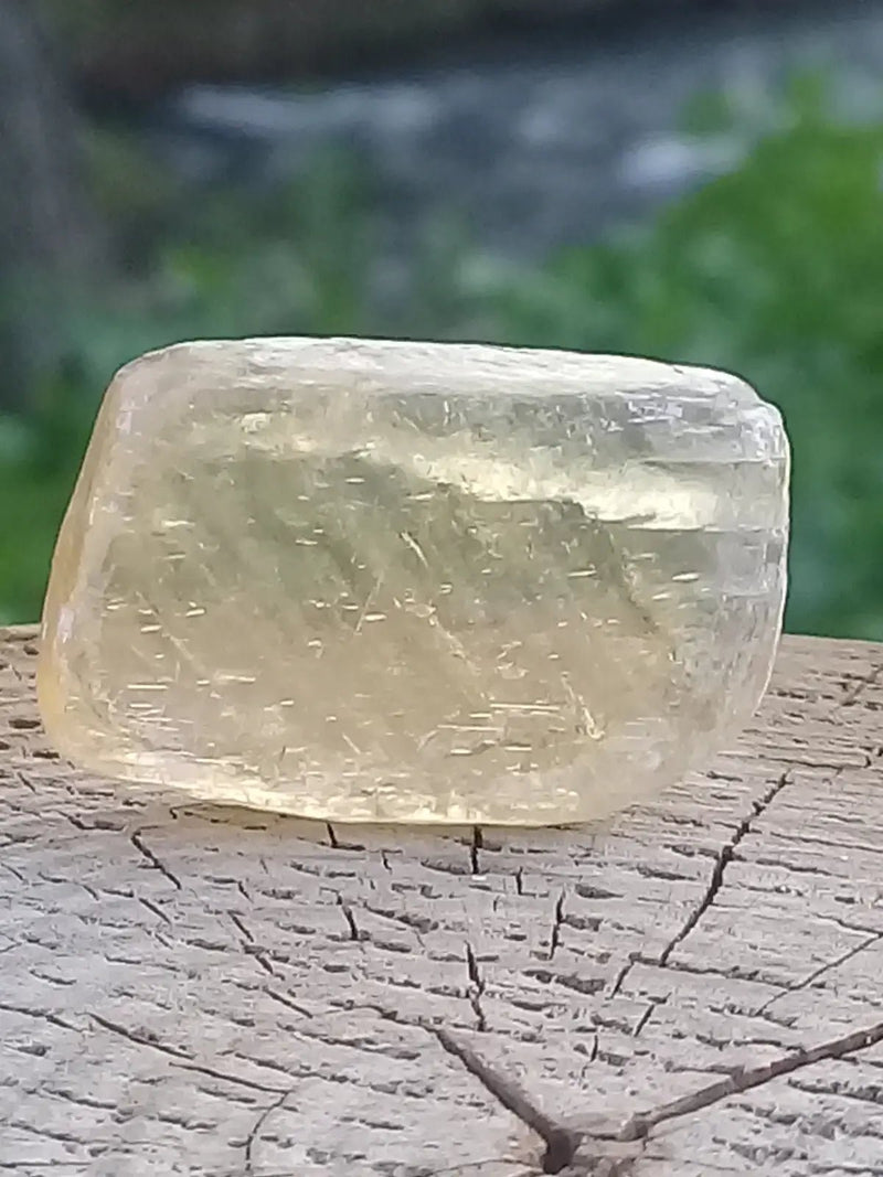 Chargez l&#39;image dans la visionneuse de la galerie, Calcite miel de France pierre roulée Grade A++++ Calcite miel de France pierre roulée
