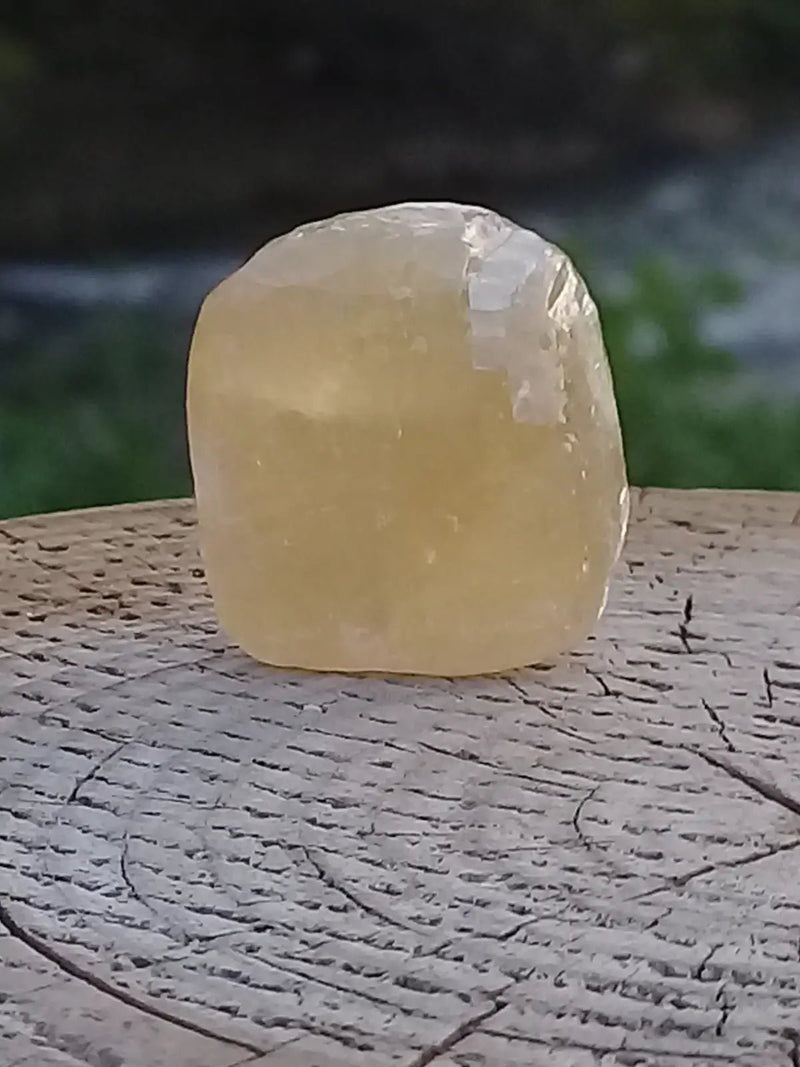 Load image into Gallery viewer, Calcite miel de France pierre roulée Grade A++++ Calcite miel de France pierre roulée
