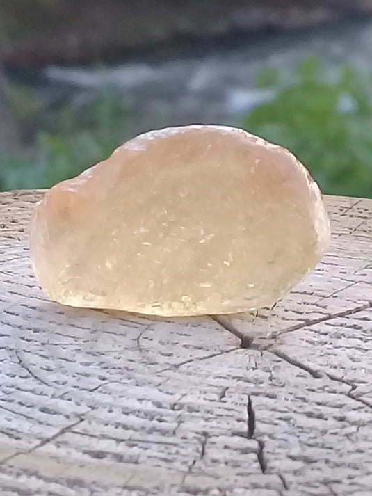 Calcite miel de France pierre roulée Grade A++++ Calcite miel de France pierre roulée Dans la besace du p'tit Poucet   