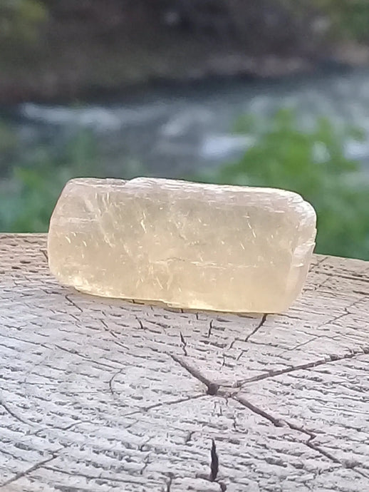 Calcite miel de France pierre roulée Grade A++++ Calcite miel de France pierre roulée Dans la besace du p'tit Poucet   