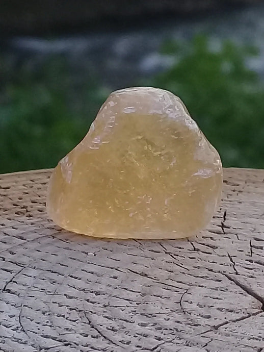 Calcite miel de France pierre roulée Grade A++++ Calcite miel de France pierre roulée Dans la besace du p'tit Poucet   