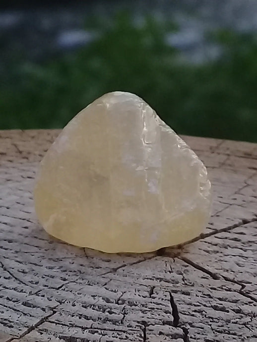 Calcite miel de France pierre roulée Grade A++++ Calcite miel de France pierre roulée Dans la besace du p'tit Poucet   