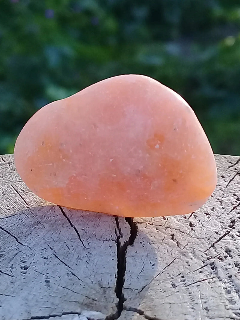 Load image into Gallery viewer, Calcite orange de France pierre roulée Grade A+++ Calcite orange de France pierre roulée Dans la besace du p&#39;tit Poucet   
