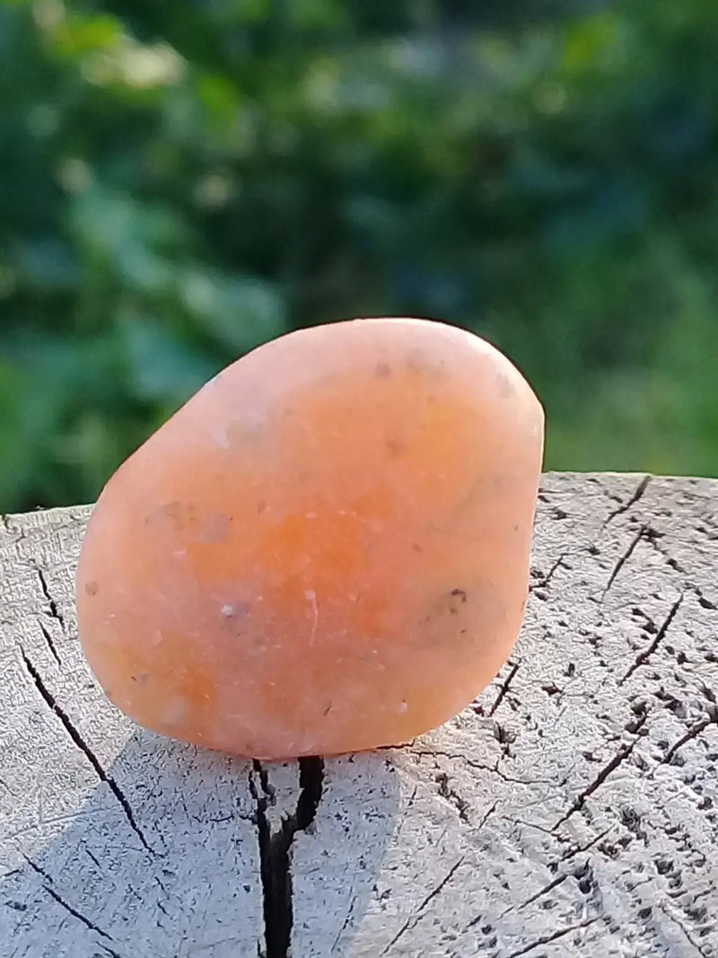 Chargez l&#39;image dans la visionneuse de la galerie, Calcite orange de France pierre roulée Grade A+++ Calcite orange de France pierre roulée
