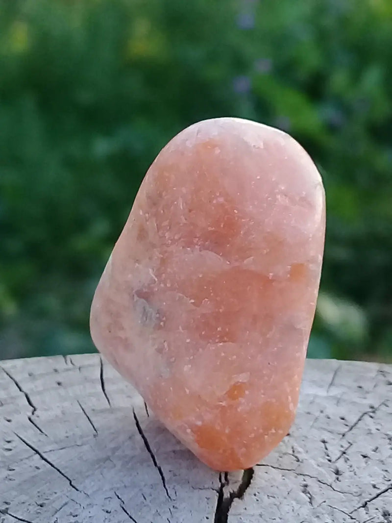 Chargez l&#39;image dans la visionneuse de la galerie, Calcite orange de France pierre roulée Grade A+++ Calcite orange de France pierre roulée
