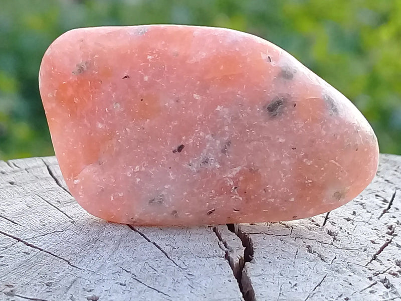 Laden Sie das Bild in Galerie -Viewer, Calcite orange de France pierre roulée Grade A+++ Calcite orange de France pierre roulée Dans la besace du p&#39;tit Poucet   
