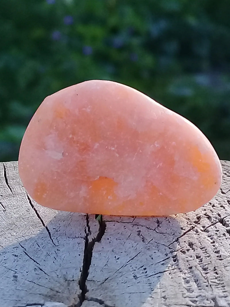 Load image into Gallery viewer, Calcite orange de France pierre roulée Grade A+++ Calcite orange de France pierre roulée Dans la besace du p&#39;tit Poucet   
