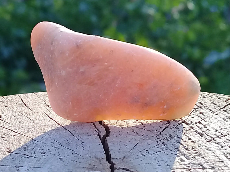 Load image into Gallery viewer, Calcite orange de France pierre roulée Grade A+++ Calcite orange de France pierre roulée Dans la besace du p&#39;tit Poucet   
