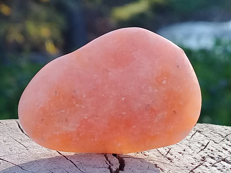 Load image into Gallery viewer, Calcite orange de France pierre roulée Grade A+++ Calcite orange de France pierre roulée Dans la besace du p&#39;tit Poucet   
