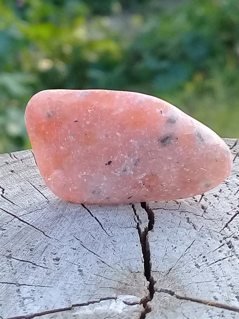 Laden Sie das Bild in Galerie -Viewer, Calcite orange de France pierre roulée Grade A+++ Calcite orange de France pierre roulée Dans la besace du p&#39;tit Poucet   
