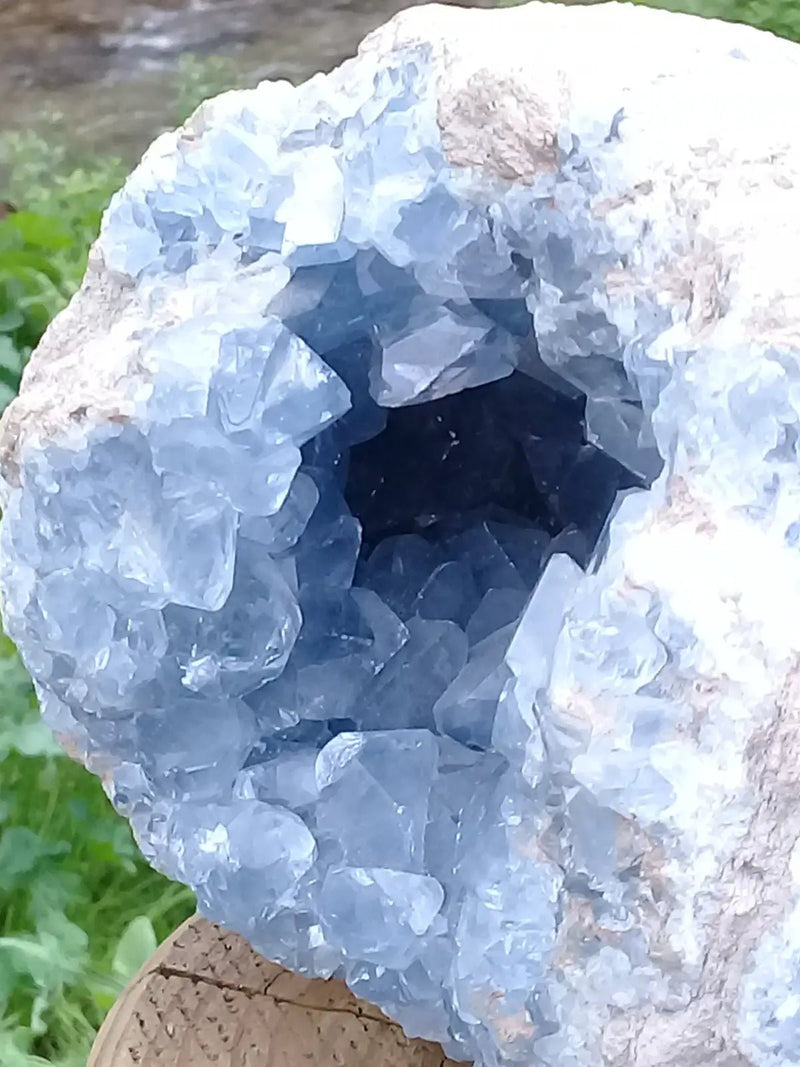 Load image into Gallery viewer, Célestine du Madagascar en Géode Grade A ++++ Célestine de Madagascar géode
