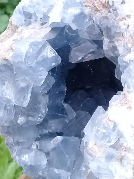 Célestine du Madagascar en Géode Grade A ++++ Célestine de Madagascar géode