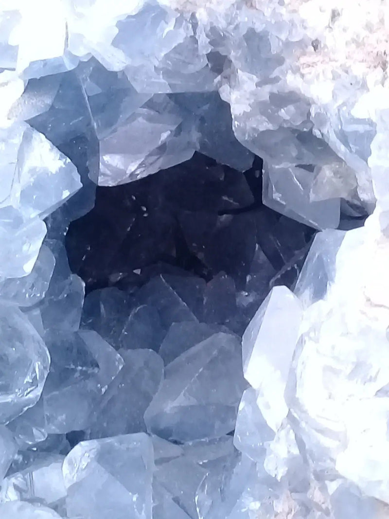 Load image into Gallery viewer, Célestine du Madagascar en Géode Grade A ++++ Célestine de Madagascar géode
