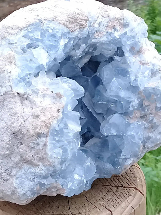 Célestine du Madagascar en Géode Grade A ++++ Célestine de Madagascar géode