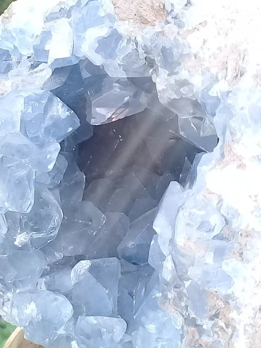 Célestine du Madagascar en Géode Grade A ++++ Célestine de Madagascar géode