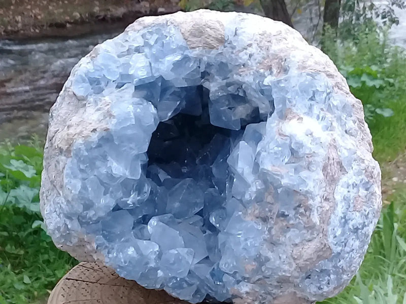 Load image into Gallery viewer, Célestine du Madagascar en Géode Grade A ++++ Célestine de Madagascar géode
