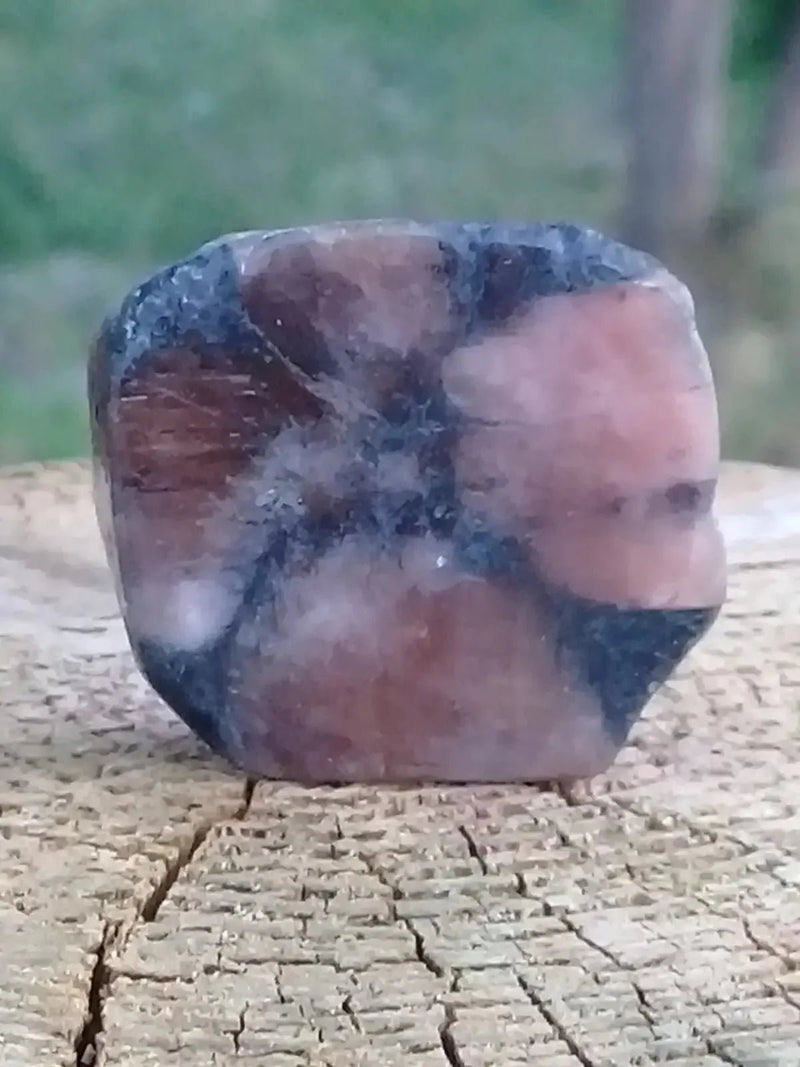 Load image into Gallery viewer, Chiastolite ou Andalousite pierre roulée Grade A ++++ Chiastolite / Andalousite pierre roulée
