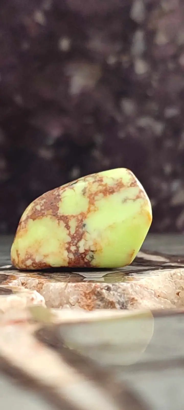 Load image into Gallery viewer, Chrysoprase citron d’Australie pierre roulée Grade A++++ Chrysoprase citron pierre roulée
