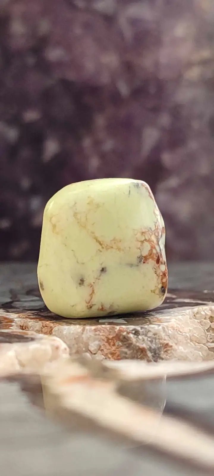 Load image into Gallery viewer, Chrysoprase citron d’Australie pierre roulée Grade A++++ Chrysoprase citron pierre roulée
