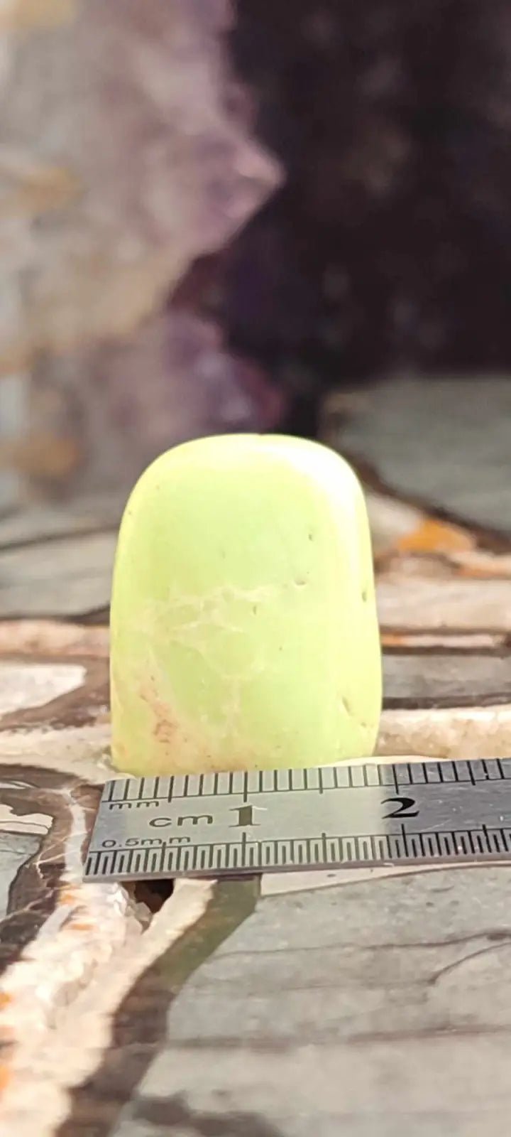 Load image into Gallery viewer, Chrysoprase citron d’Australie pierre roulée Grade A++++ Chrysoprase citron pierre roulée

