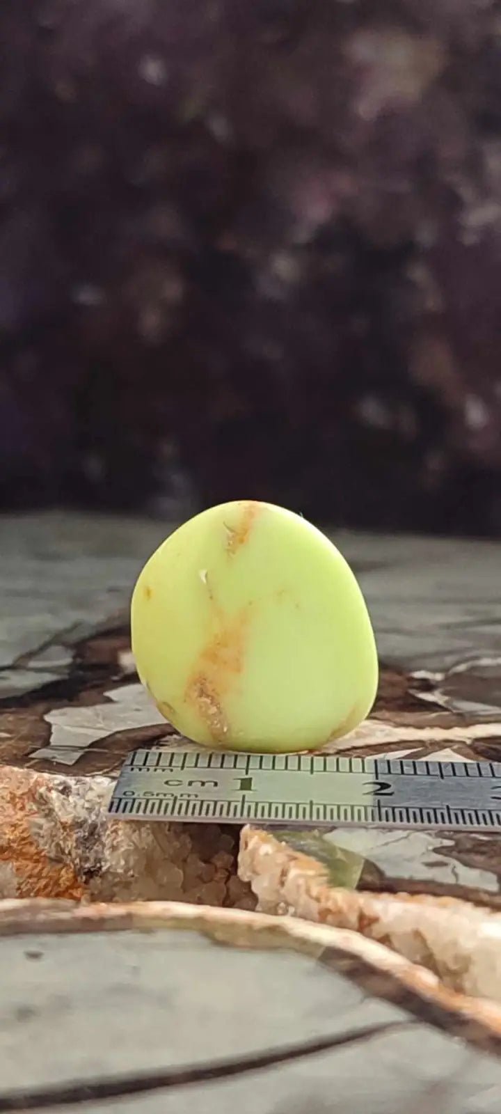 Load image into Gallery viewer, Chrysoprase citron d’Australie pierre roulée grade A++++ Chrysoprase citron pierre roulée
