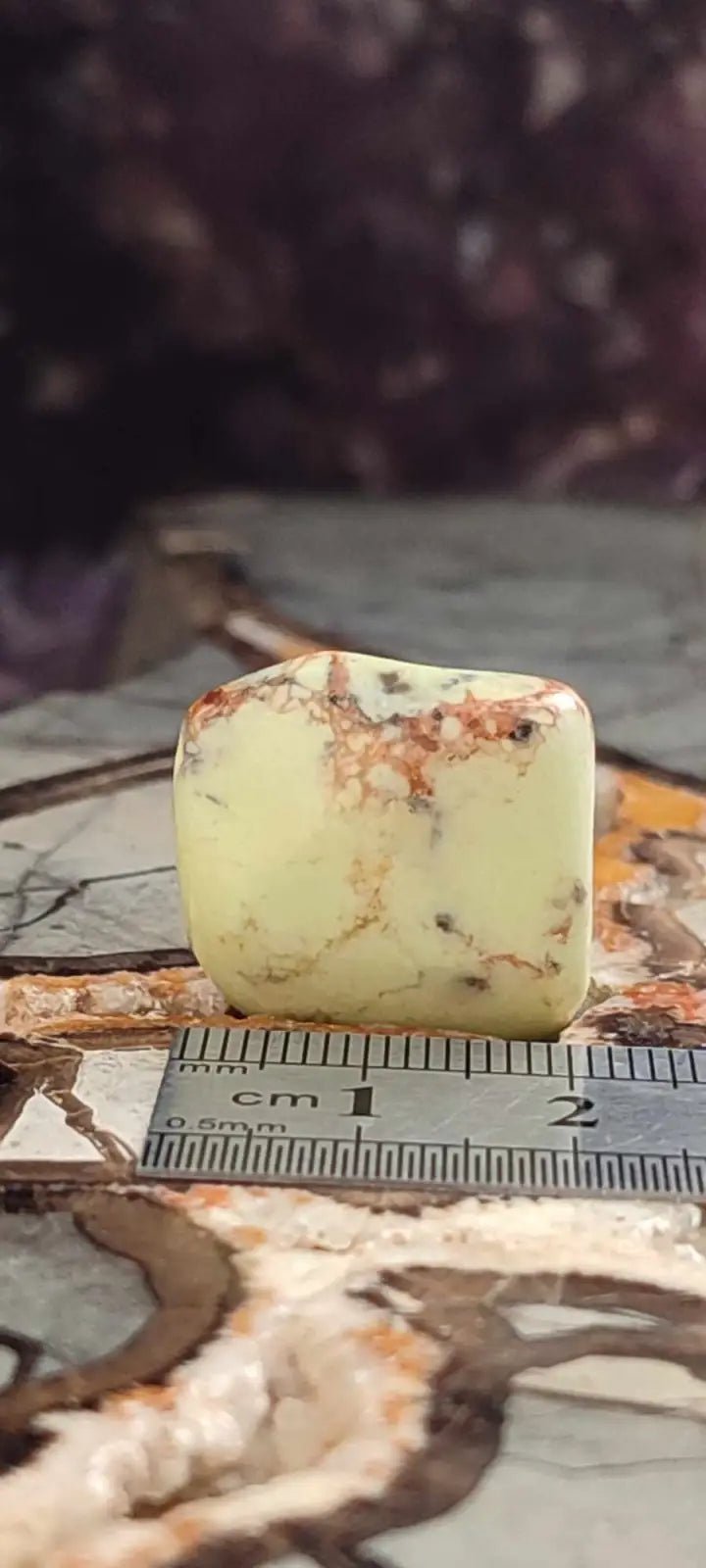 Load image into Gallery viewer, Chrysoprase citron d’Australie pierre roulée Grade A++++ Chrysoprase citron pierre roulée
