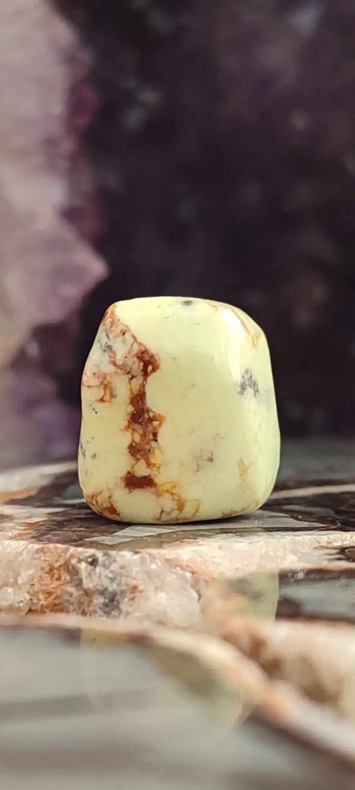 Load image into Gallery viewer, Chrysoprase citron d’Australie pierre roulée Grade A++++ Chrysoprase citron pierre roulée
