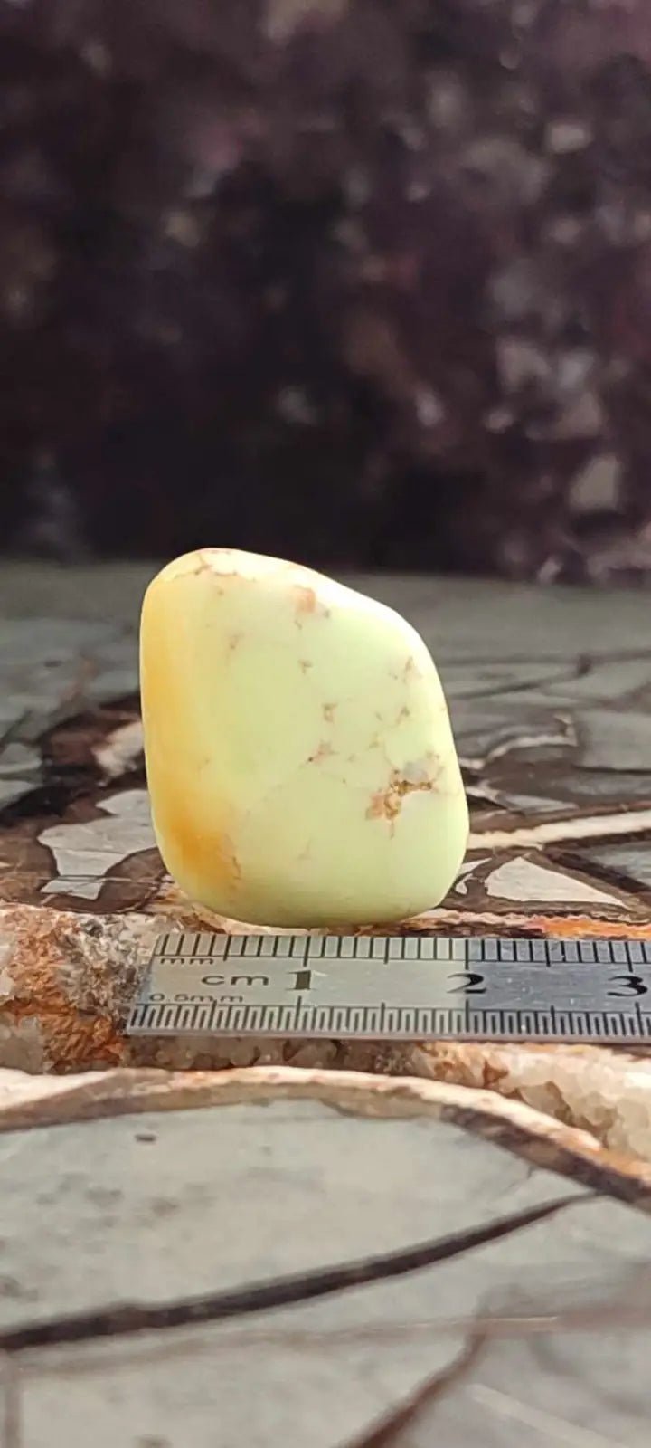 Load image into Gallery viewer, Chrysoprase citron d’Australie pierre roulée Grade A++++ Chrysoprase citron pierre roulée
