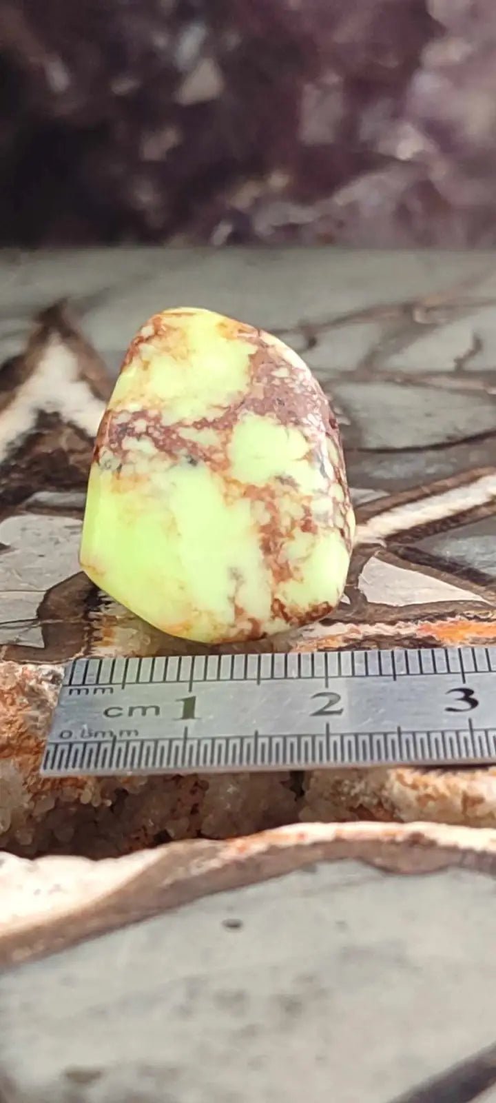 Load image into Gallery viewer, Chrysoprase citron d’Australie pierre roulée Grade A++++ Chrysoprase citron pierre roulée
