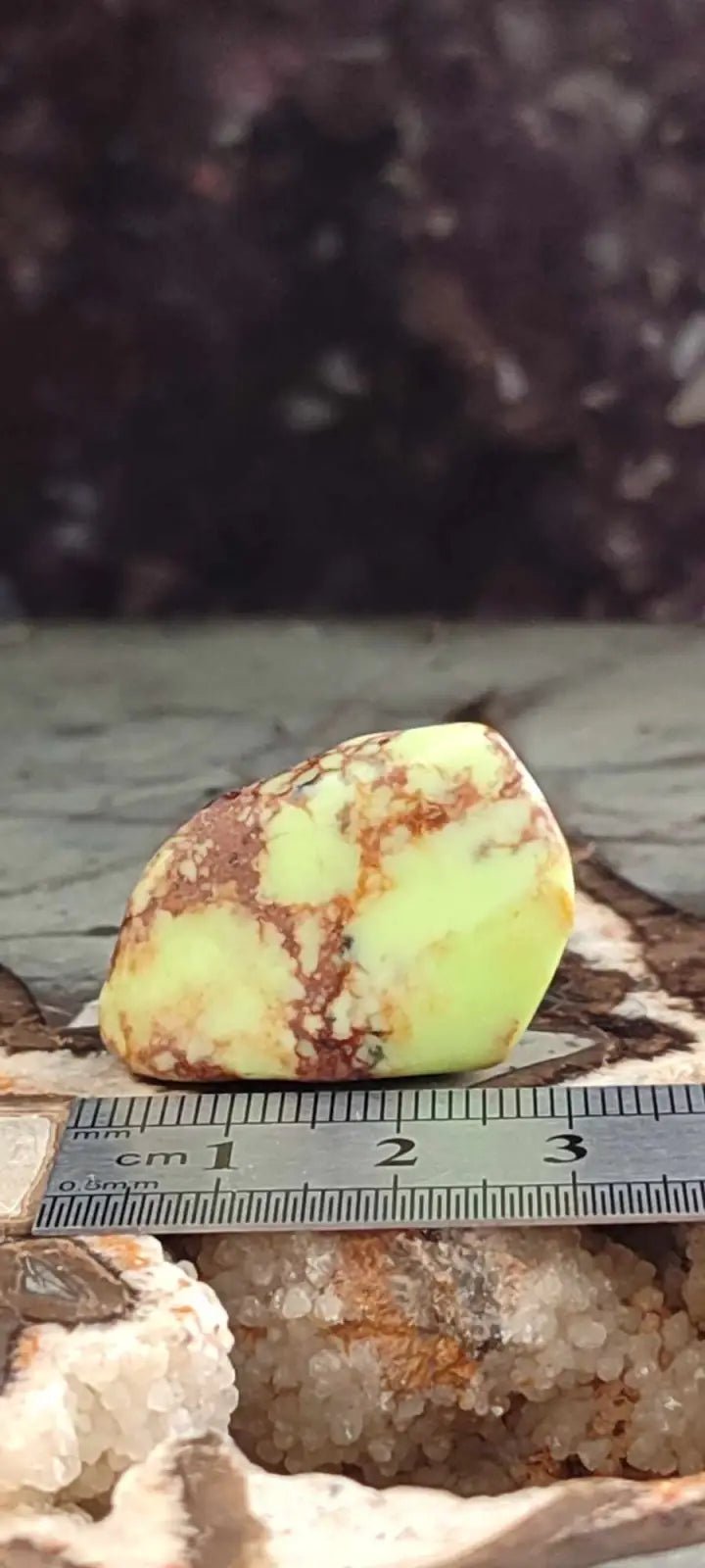 Load image into Gallery viewer, Chrysoprase citron d’Australie pierre roulée Grade A++++ Chrysoprase citron pierre roulée
