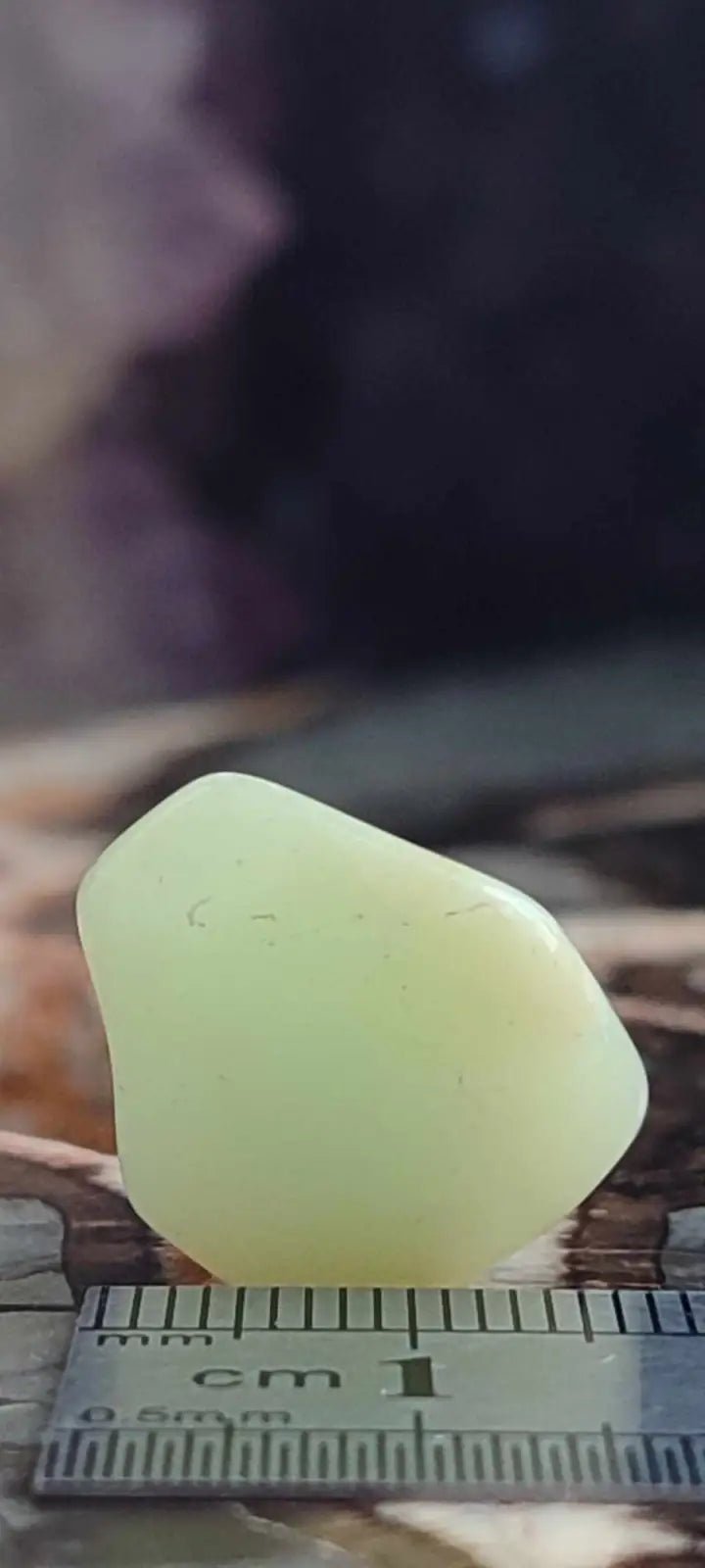 Chargez l&#39;image dans la visionneuse de la galerie, Chrysoprase du Kazakhstan pierre roulée Grade A++++ Chrysoprase pierre roulée
